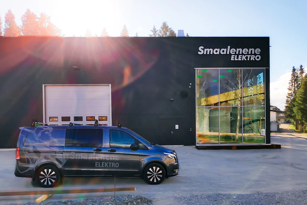 Smaalenene Elektro fasade og firmabil med logo. Foto.