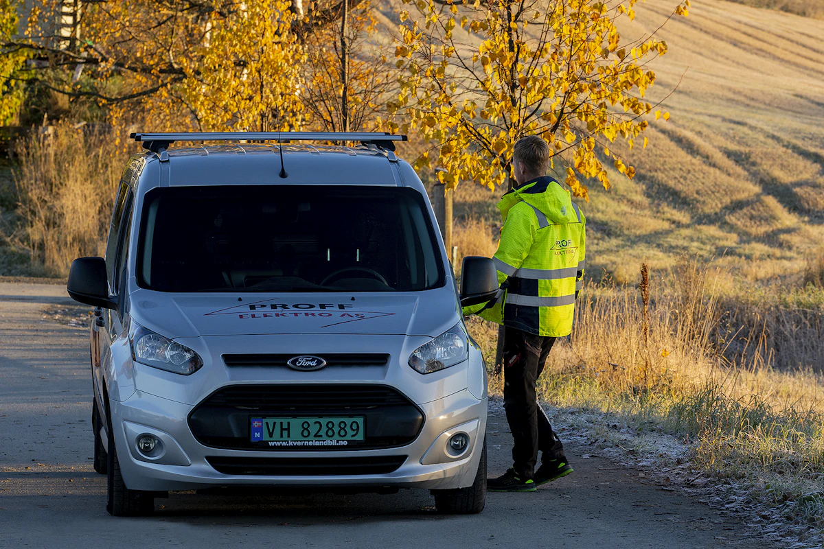 Montør fra Proff Elektro går inn i bil.