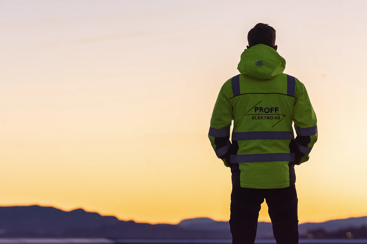 Montør fra Proff Elektro ser på soloppgang.