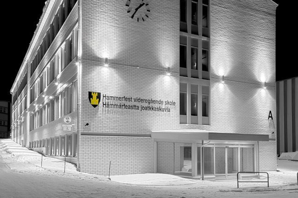 Utebelysning Hammerfest Videregående Skole. Oppned lys på fasade. Installert av Gagama Elektro.