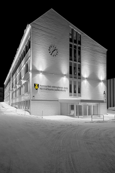 Utebelysning Hammerfest Videregående Skole. Oppned lys på fasade. Installert av Gagama Elektro.