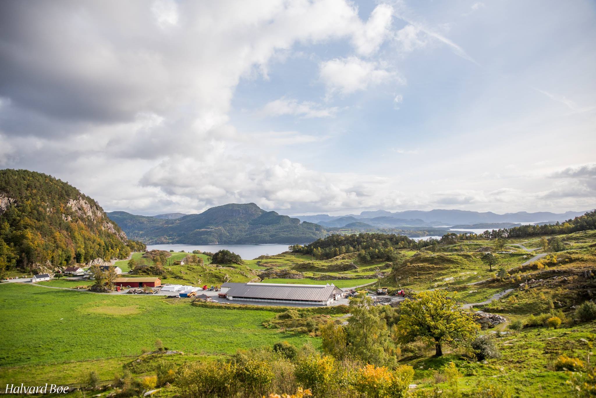 Fjos i landskap. Foto