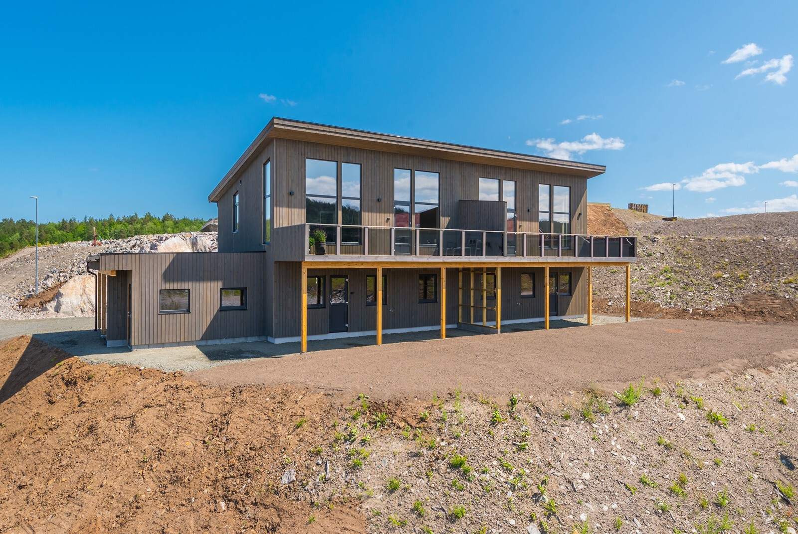 Helt ny enebolig, akkurat ferdig bygd. Foto.