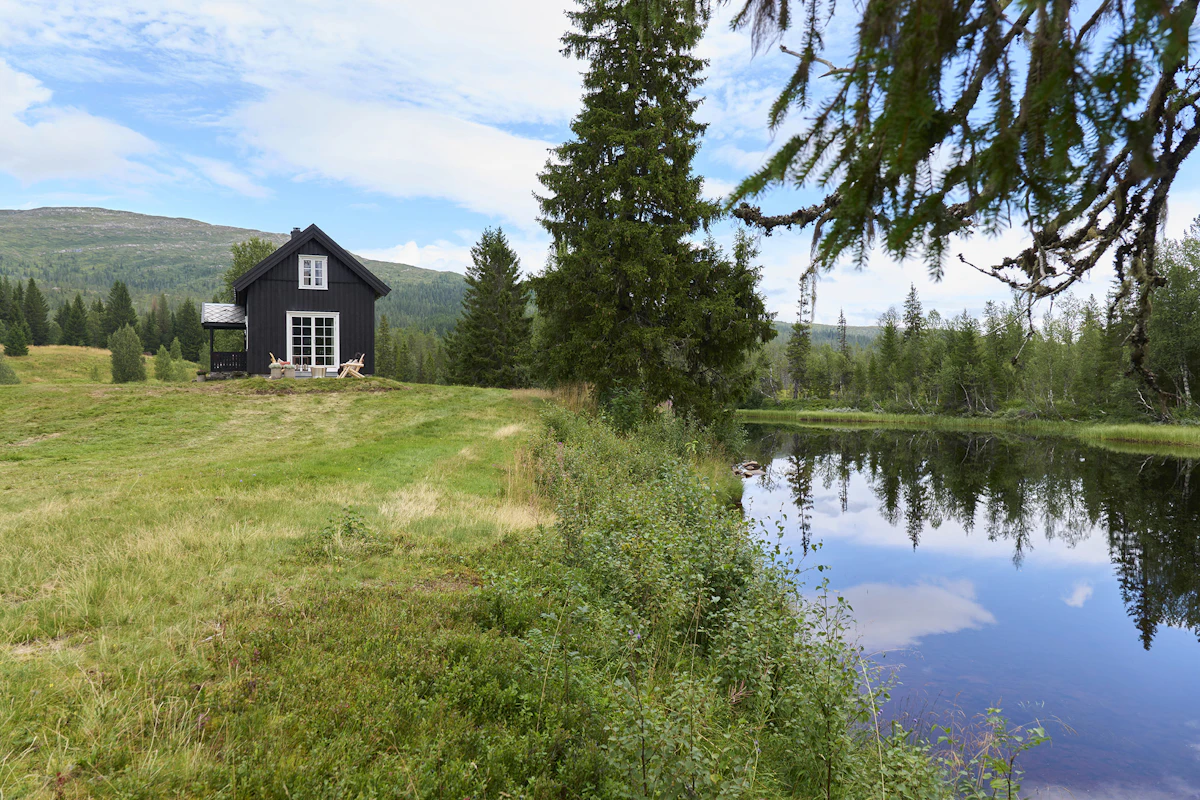 Seteren Almoseter, ligger ved elv. Foto.