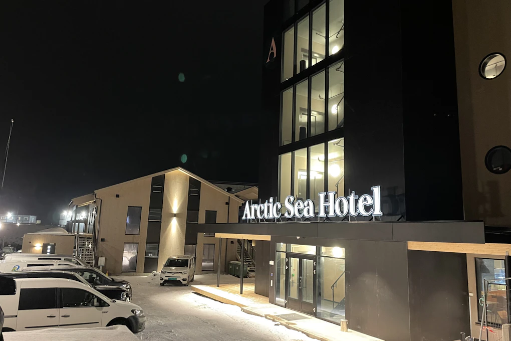 Arctic Sea Hotell Rossmolla Hammerfest - installert av Gagama Elektro, sett utenfra om kvelden.