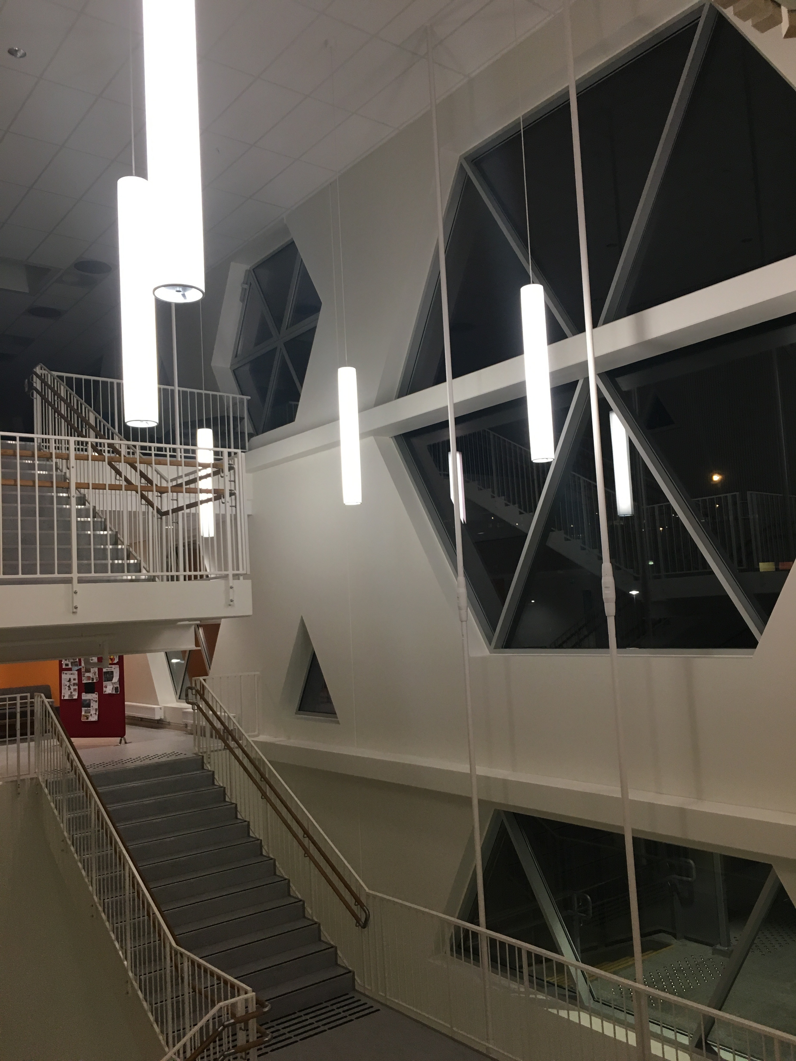 Baksalen Skole 2017 installert av Gagama Elektro i Hammerfest. Belysning innvendig.