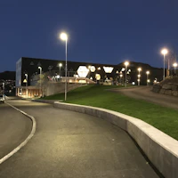 Baksalen Skole 2017 installert av Gagama Elektro i Hammerfest. Sett utenfra om kvelden..