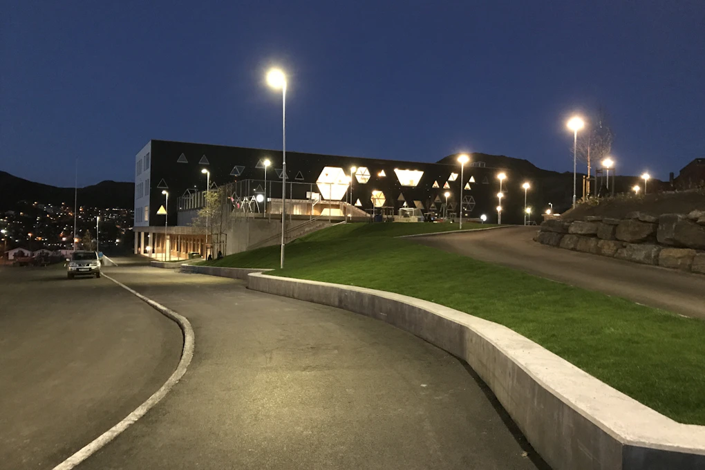 Baksalen Skole 2017 installert av Gagama Elektro i Hammerfest. Sett utenfra om kvelden..