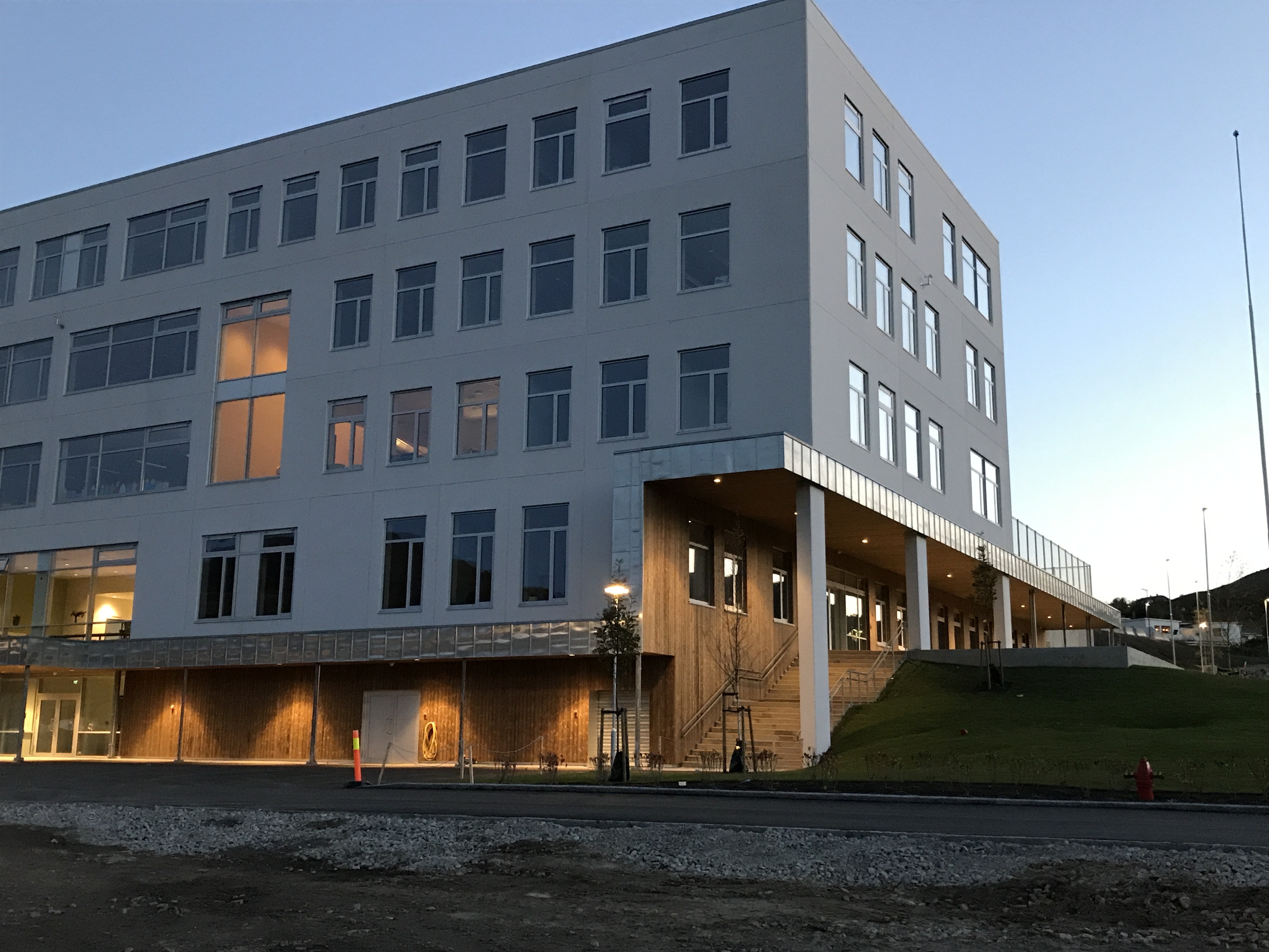 Baksalen Skole 2017 installert av Gagama Elektro i Hammerfest. Sett utenfra i skumring.