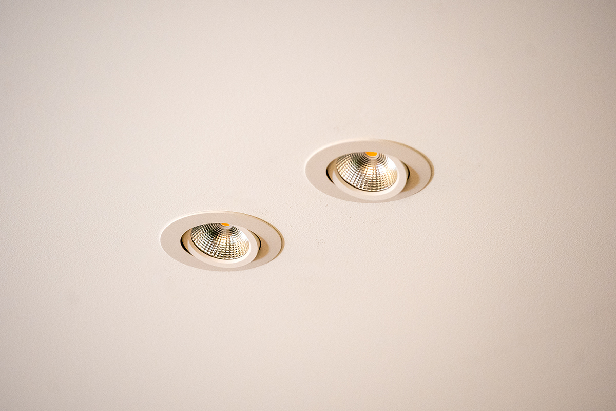 Betek Korona downlight, montert i et tak. Viser to downlights som er vinklet. Foto.