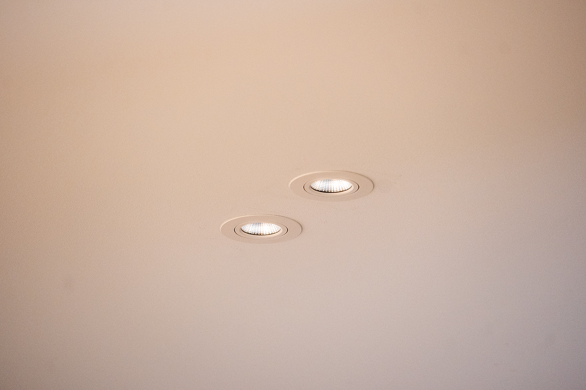 Betek Korona downlight, montert i et tak. Viser to downlights. Foto.