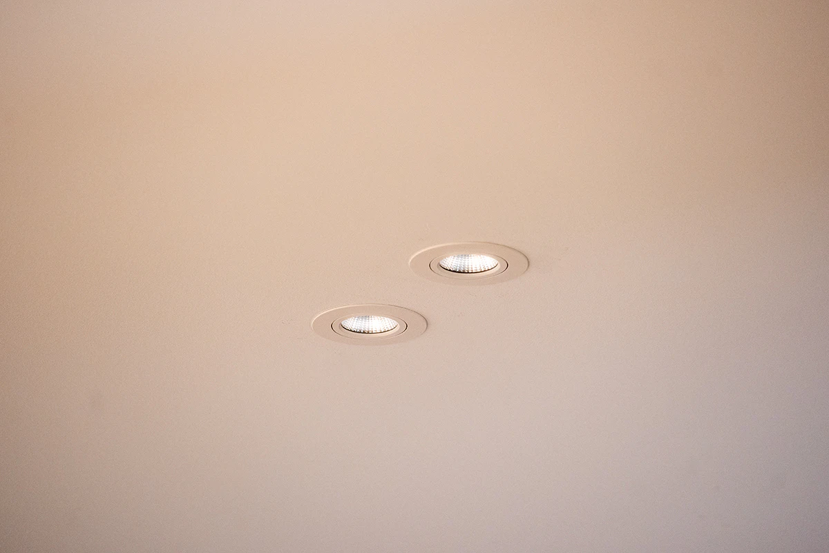 Betek Korona downlight, montert i et tak. Viser to downlights. Foto.