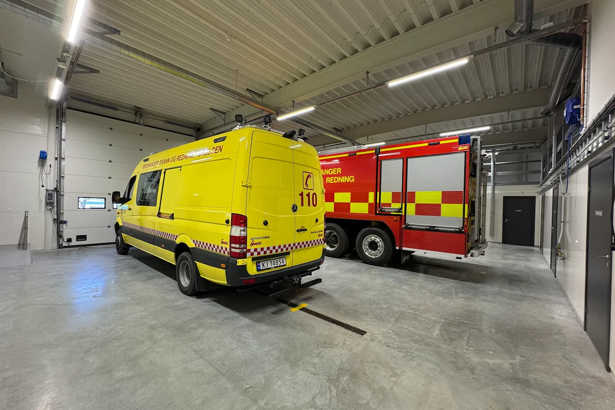 Garasjen er stor og romsleg. Her er elektriske portar med sensorar, karbonsensor tilkopla ventilasjonsanlegget. I tillegg er det installert flyttbare ladarar til nødetatane sine framkomstmiddel, for å fleksible lademoglegheiter.