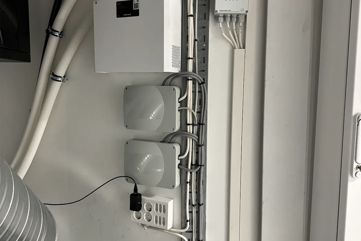 Det tekniske rommet er knutepunktet for elektrisk og ventilasjon. Her er det samla i et lyst og ryddig areal.