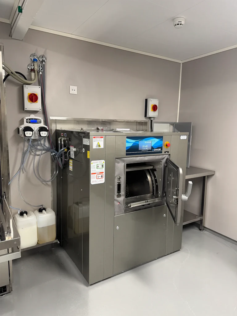Brannstasjonen er utstyrt med rein og skitten sone, for å sikre eit trygt miljø for brannvesenet. Ferstad Elektro syt for at alt det elektriske er på plass i bygget.