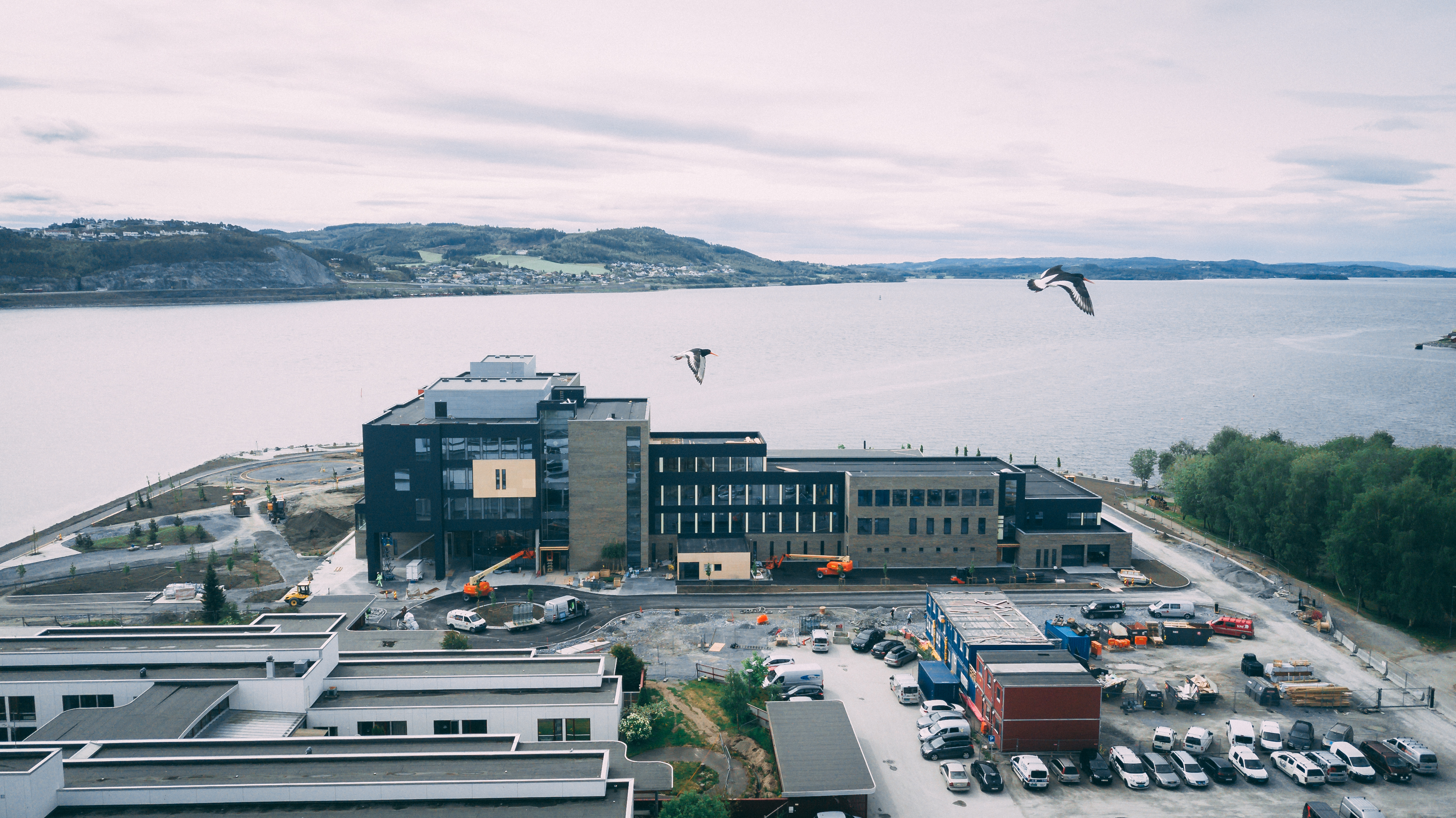 Inn-Trøndelag helse- og beredskapshus fra fugleperspektiv. Foto med drone.