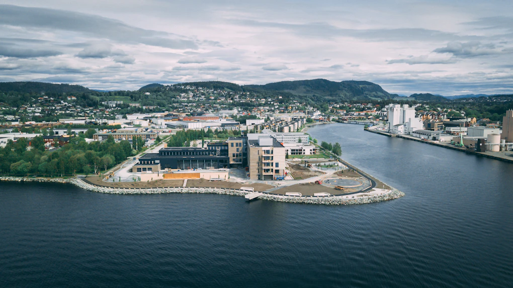 Inn-Trøndelag helse- og beredskapshus fra fugleperspektiv over havet. Foto med drone.