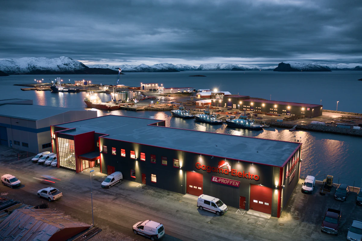 Gagama Elektro sitt forretningsbygg på Leirvikhøyda 8, med utsikt over Polarbase.