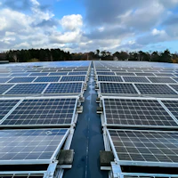 Stort solcelleanlegg på taket til ASKO i Lillesand. Foto.