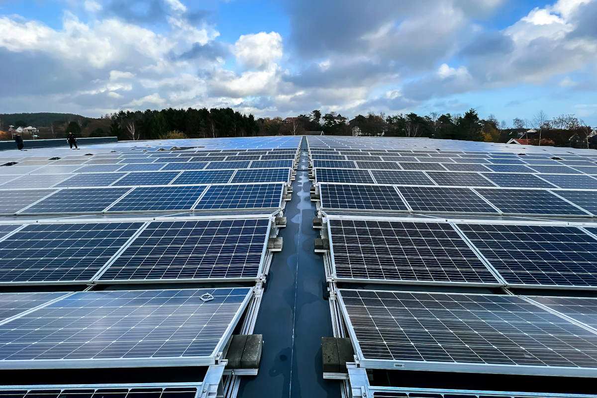 Stort solcelleanlegg på taket til ASKO i Lillesand. Foto.