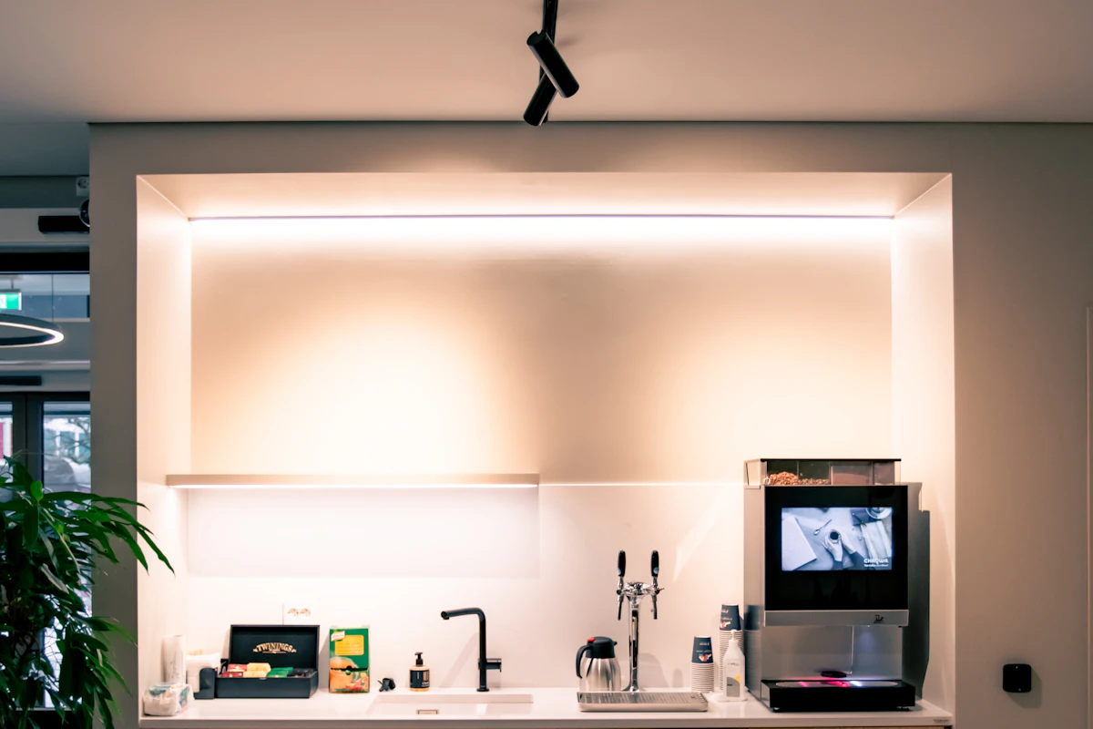 To spotter som brukes til å lyse opp et kjøkken. Foto