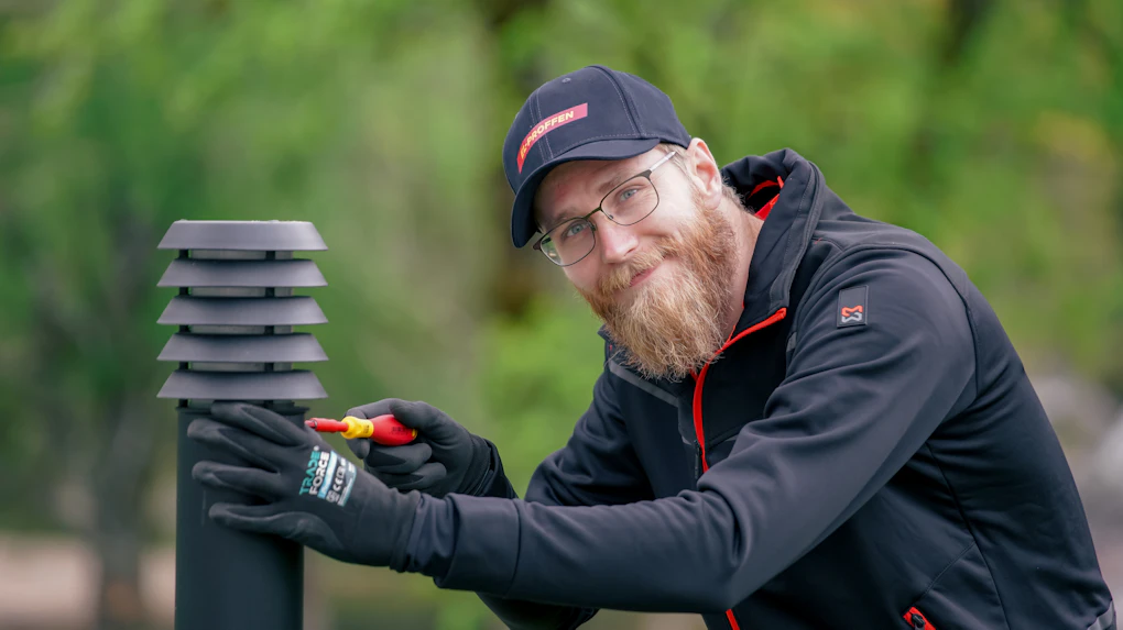 Elektriker fra EL-PROFFEN som fikser en utendørs lampe med skrujern. Foto