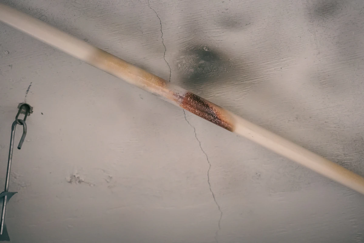 Sot på ledning og i taket fra varm lyskilde. Potensiell brannfare. Foto