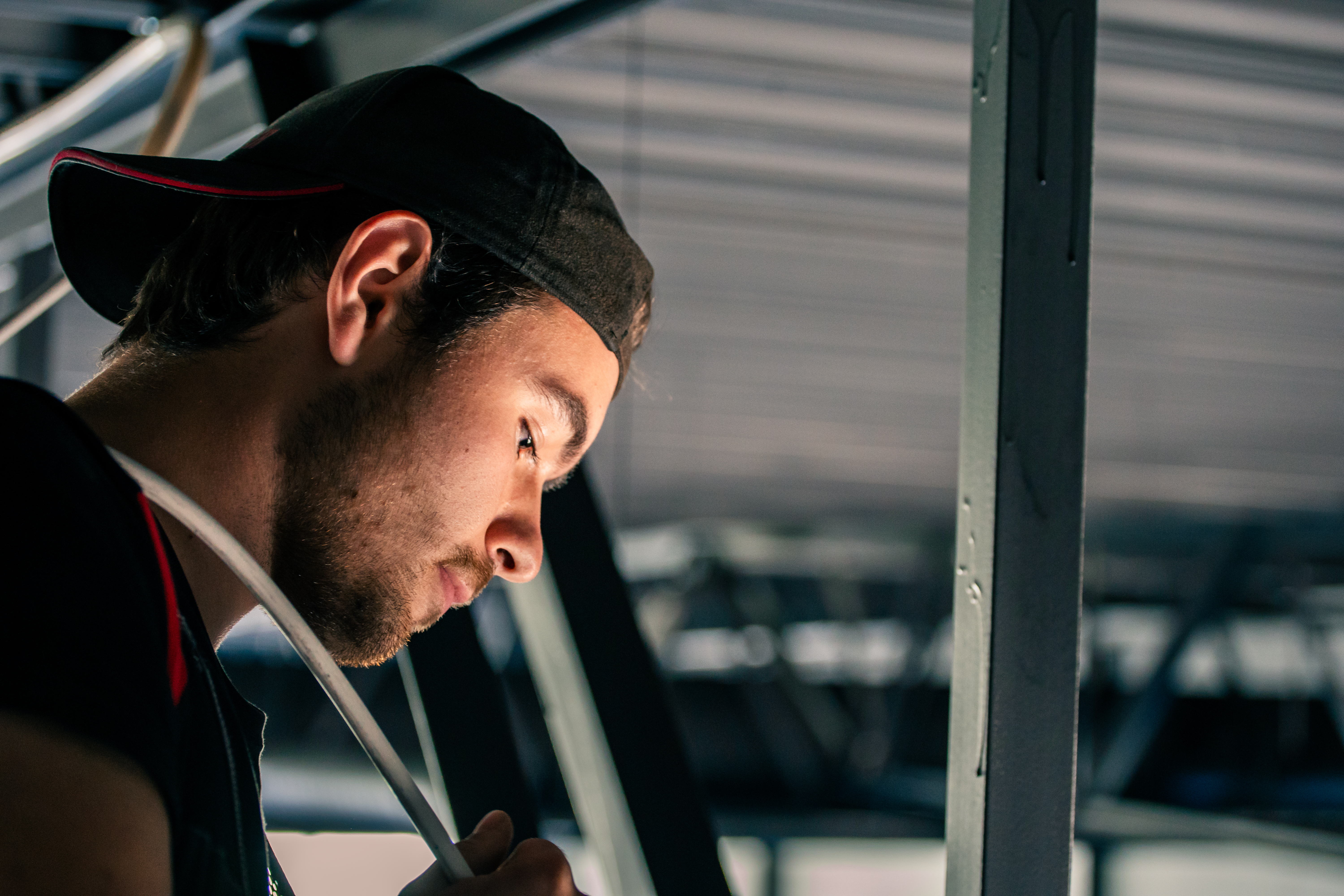 Elektriker gjør klar rør til ledninger. Foto