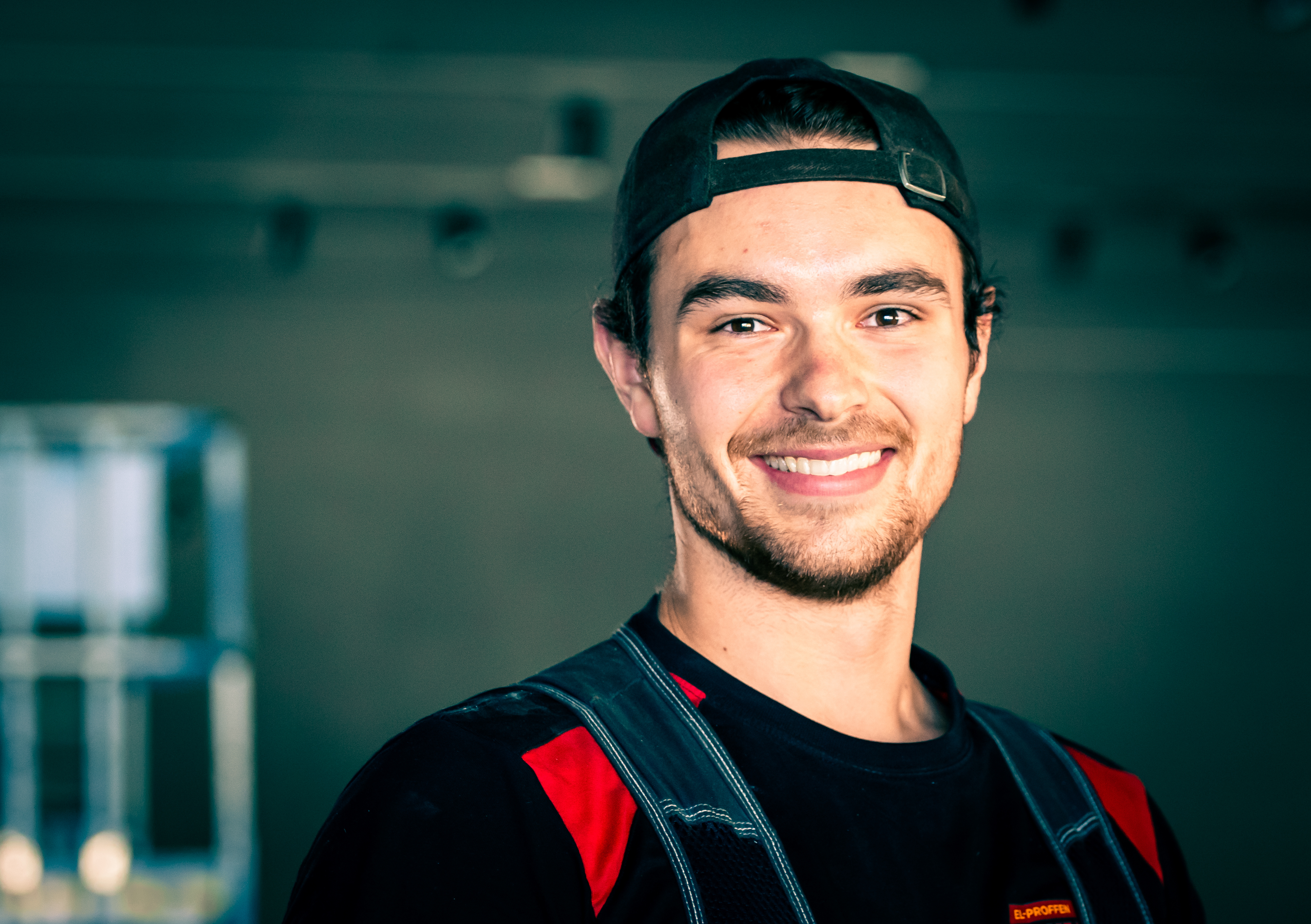 Vebjørn elektriker smiler til kamera. Foto.