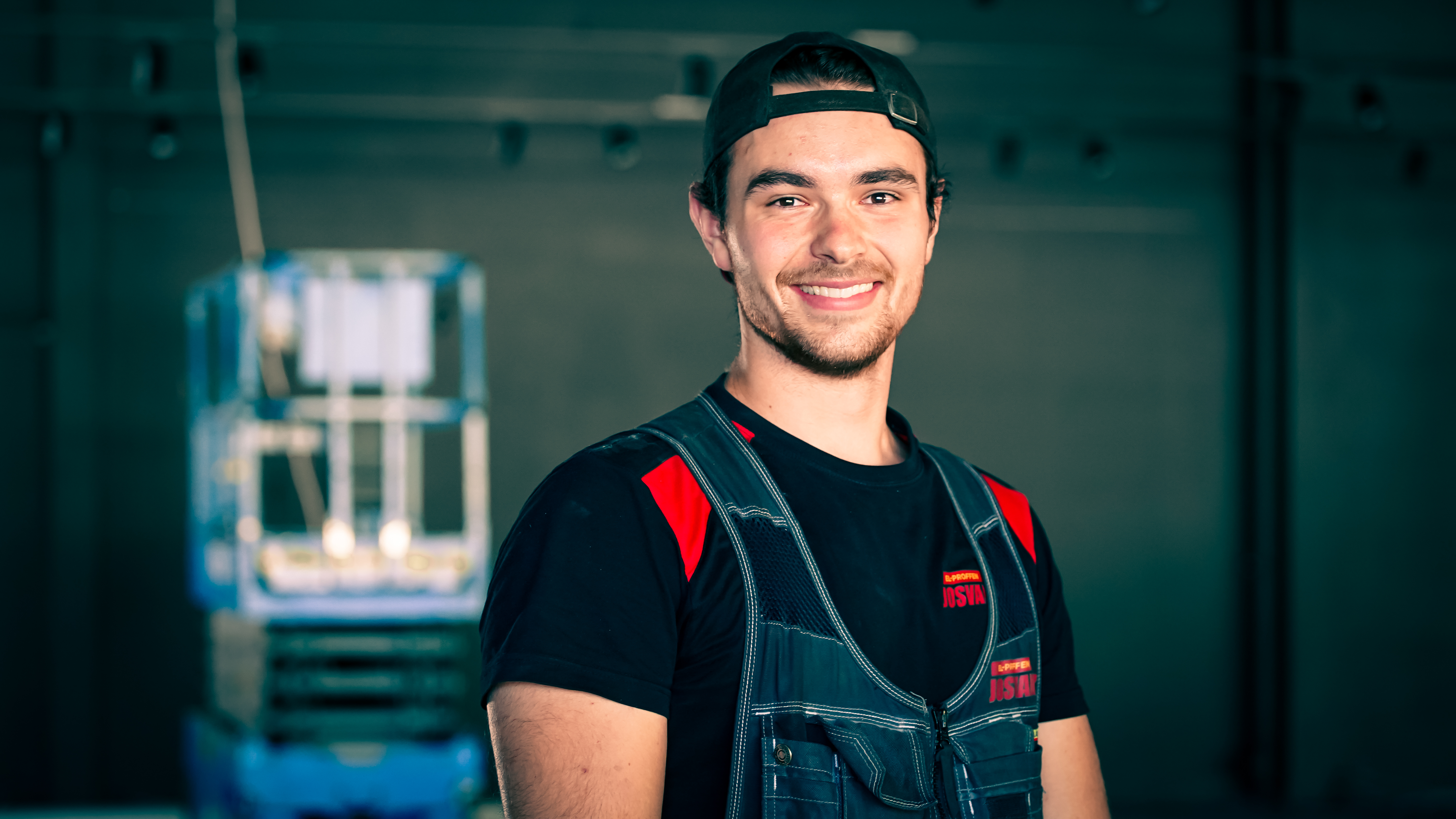 Vebjørn er elektriker i EL-PROFFEN. Her i profil inne i et lagerbygg. Foto.