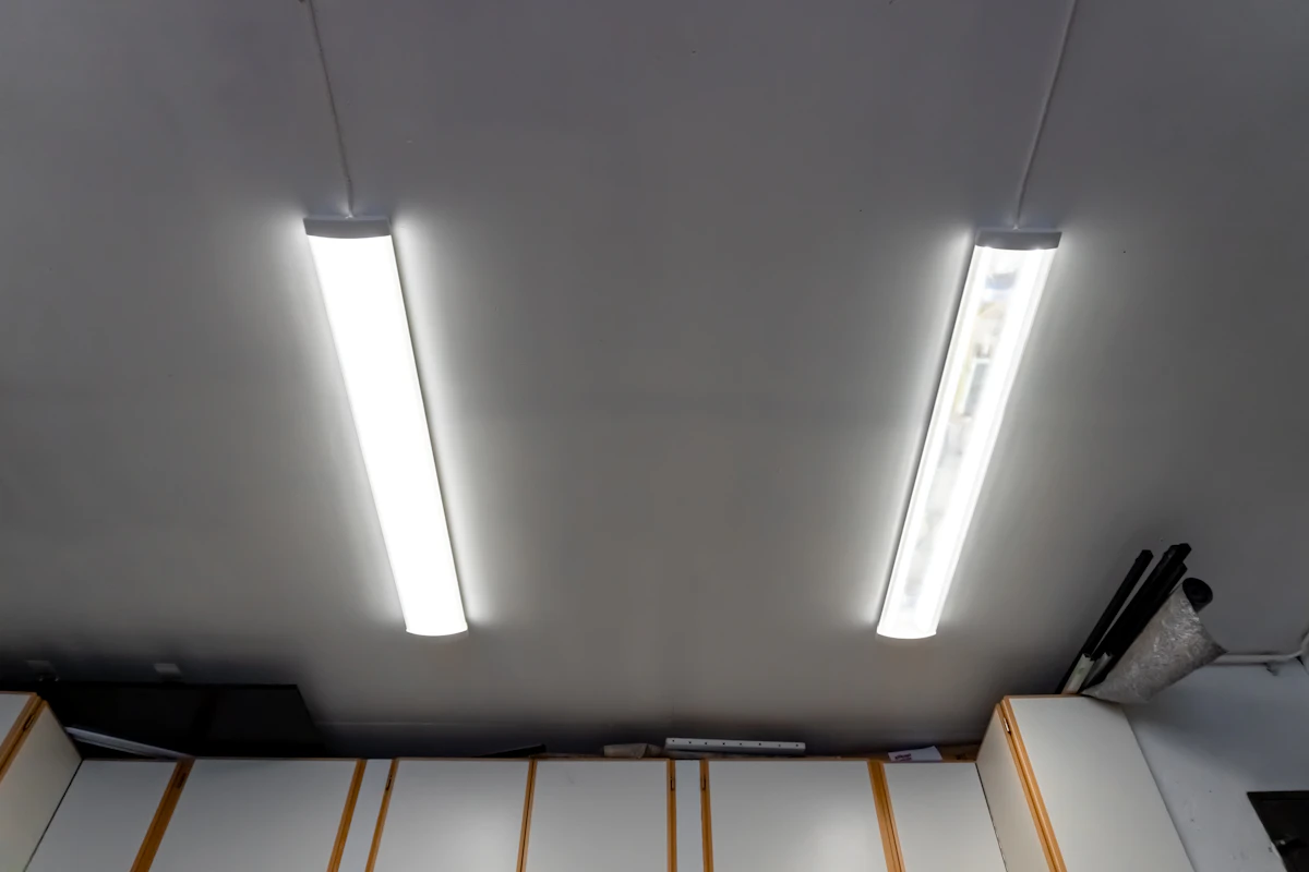 To Hav lysarmaturer fra Betek. Den til venstre har en frostet folie som kan fjernes for å tilpasse utseendet i henhold til rommets innredning og stil, den til høyre er uten frostet folie. Foto.