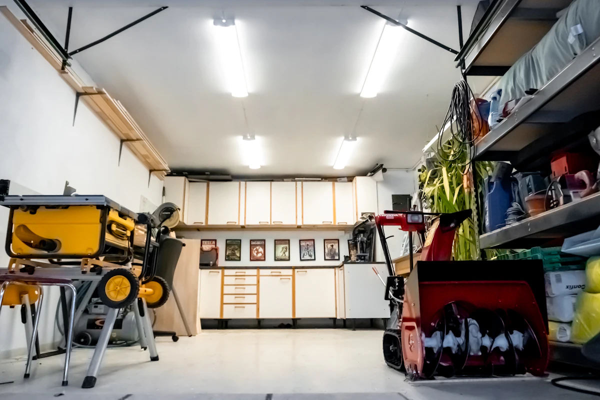 Armaturen hav installert i taket i denne garasjen. Godt lys. Foto.