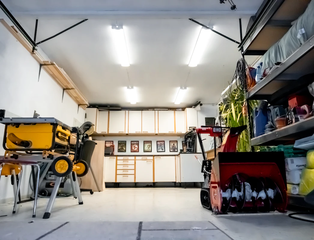 Armaturen hav installert i taket i denne garasjen. Godt lys. Foto.