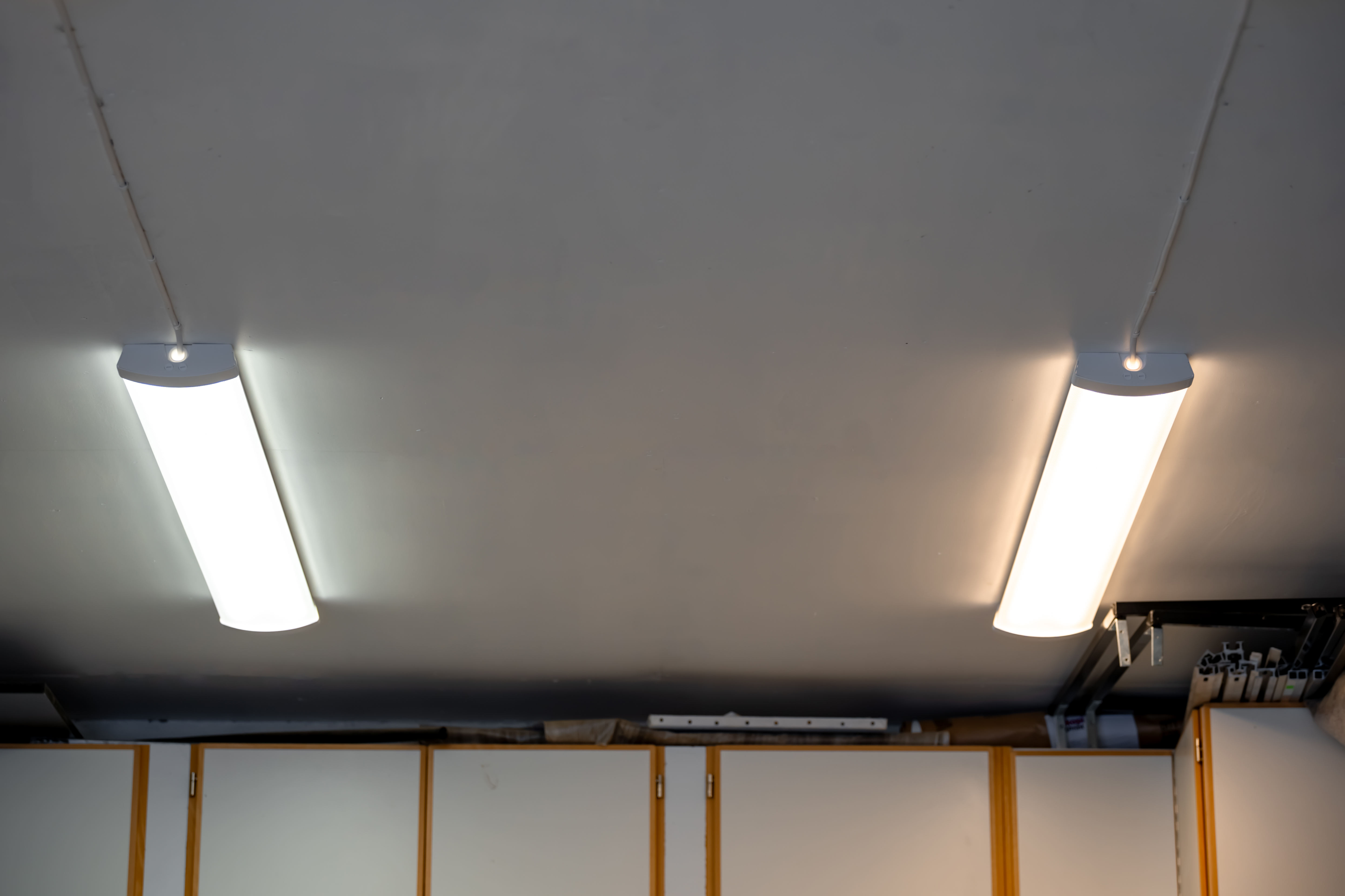 To lysarmaturer som viser to ulike fargetemperaturer: nøytral (4000K) til venstre og varm (3000K) til høyre. Foto.