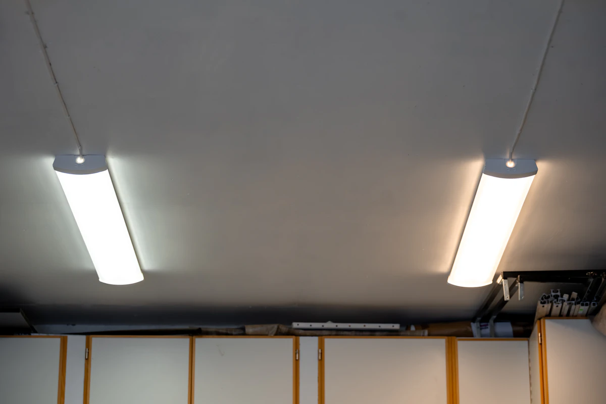 To lysarmaturer som viser to ulike fargetemperaturer: nøytral (4000K) til venstre og varm (3000K) til høyre. Foto.