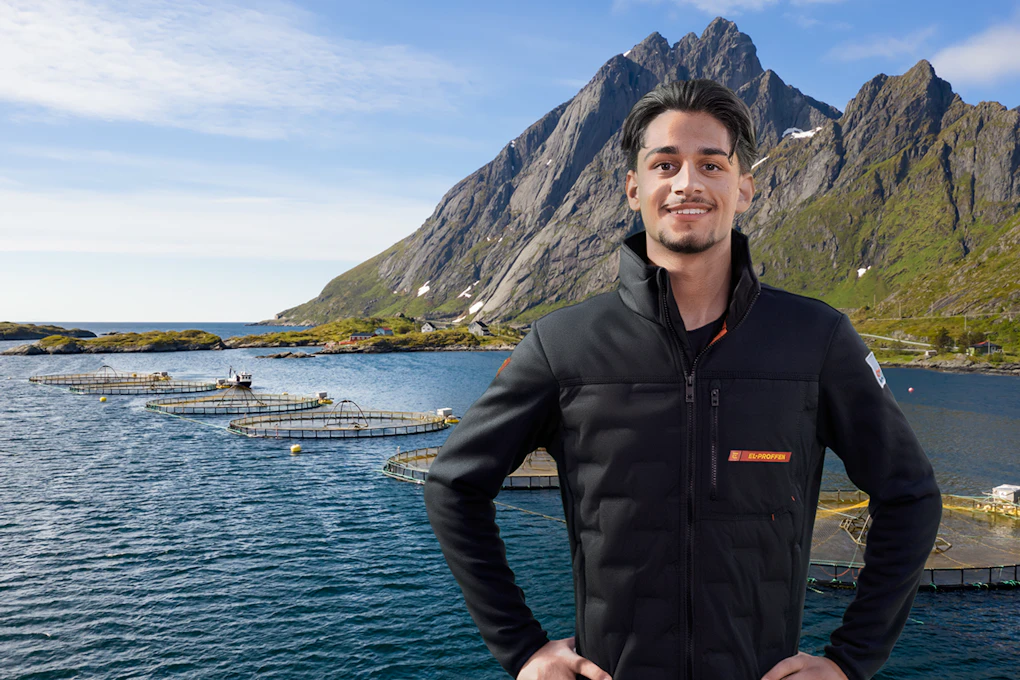 Bildet viser en elektriker som står foran et oppdrettsanlegg. Foto.