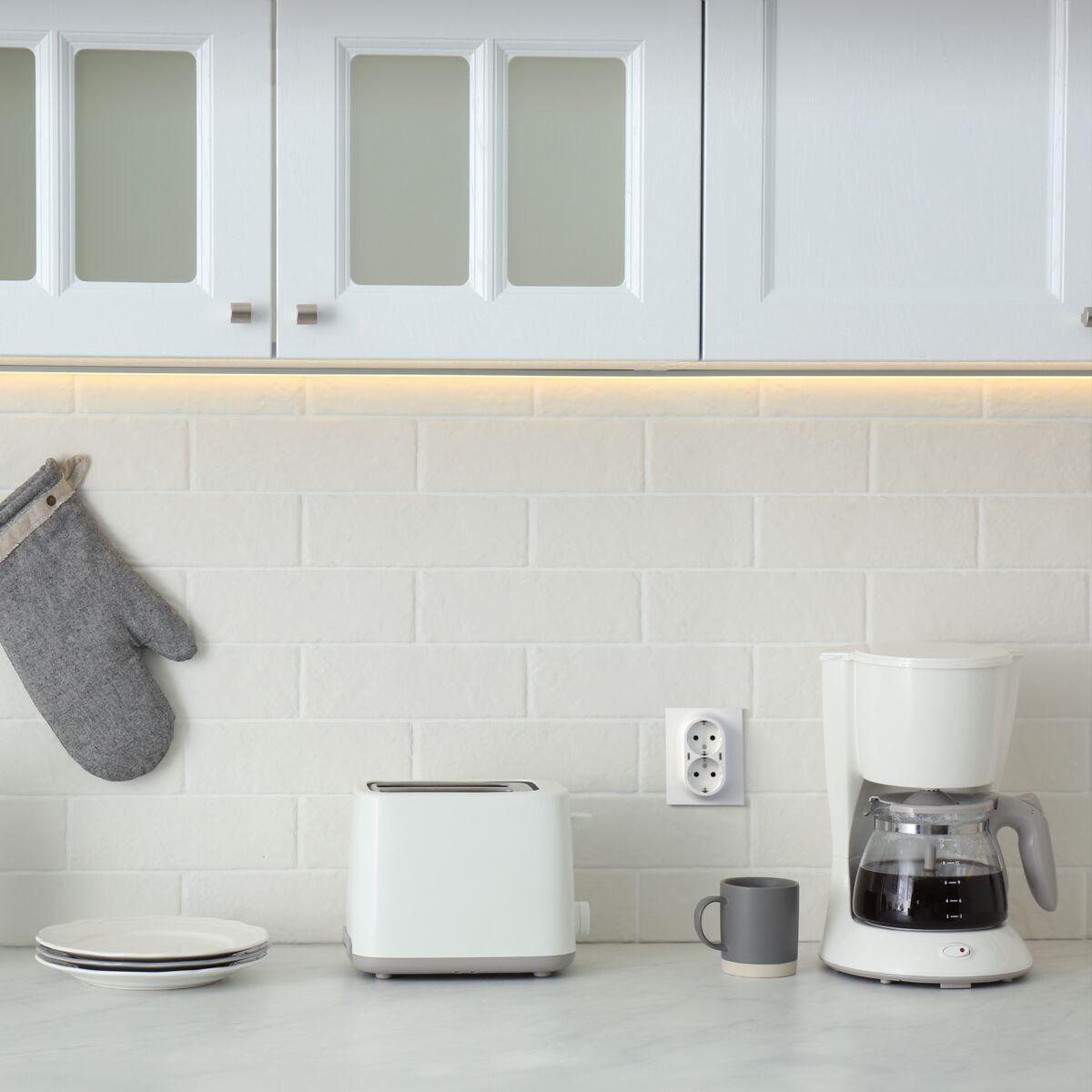 Kjøkkenbenk med en hvit dobbel stikkontakt fra ELKO med USB C. Foto