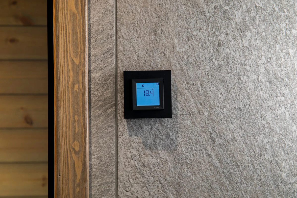 Eaton termostat på vegg. Foto.
