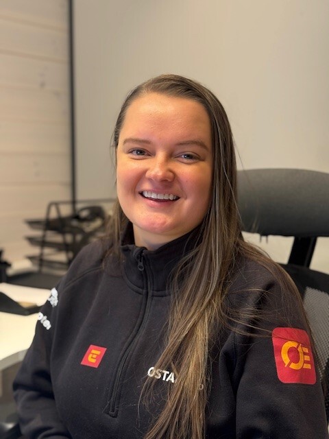Bilde av Eirin som er ansatt i ØSTA Elektro som økonomimedarbeider. Foto