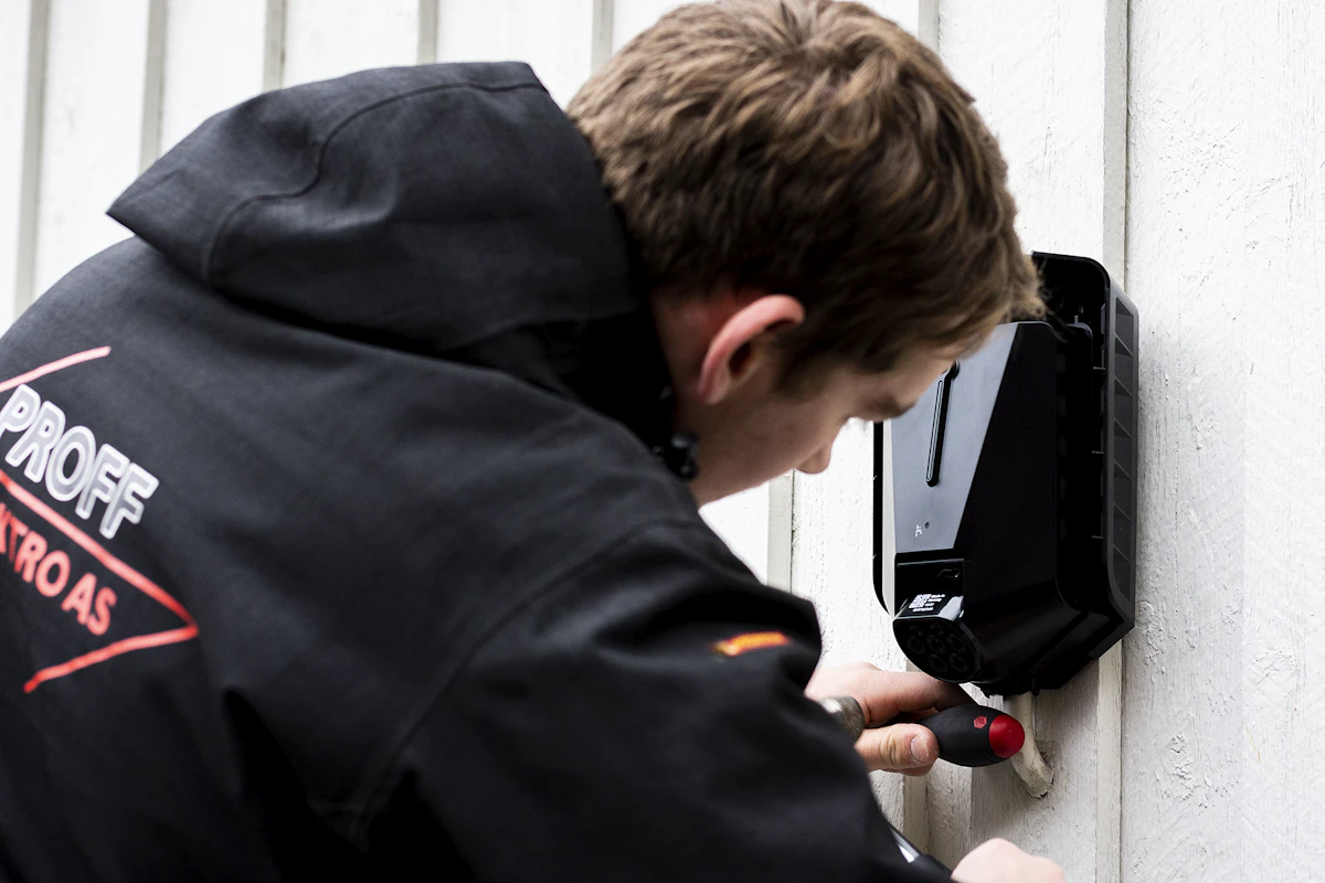 Ansatt hos Proff Elektro monterer Easee elbillader