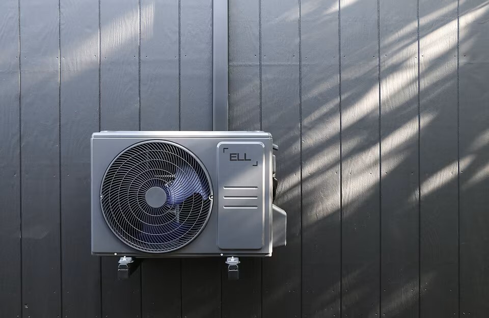 Bildet viser Ell outdoor varmepumpe. Foto.