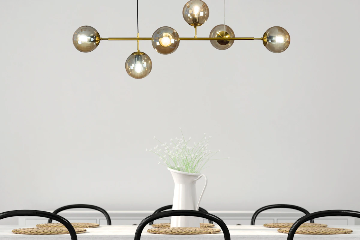 Taklampe med seks lyskuler over spisebord. Foto