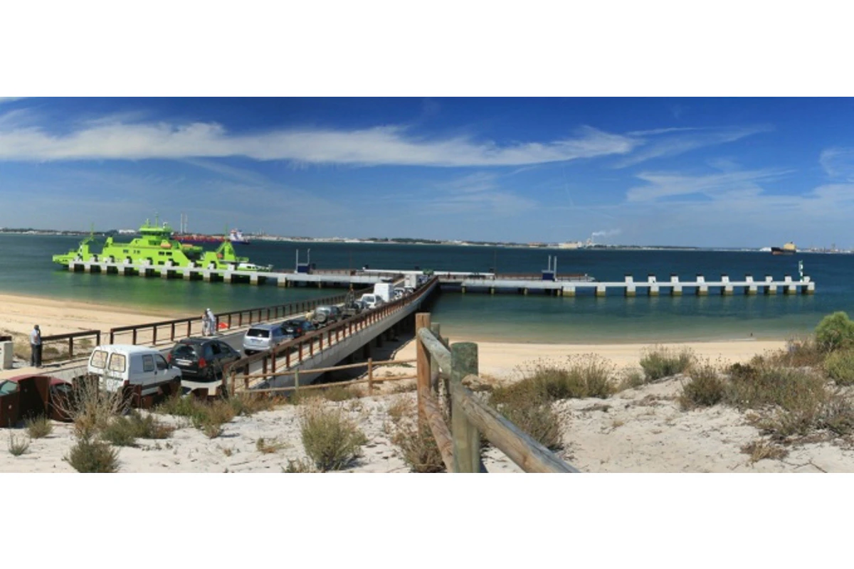 Bilde av en fergekai i Portugal. foto