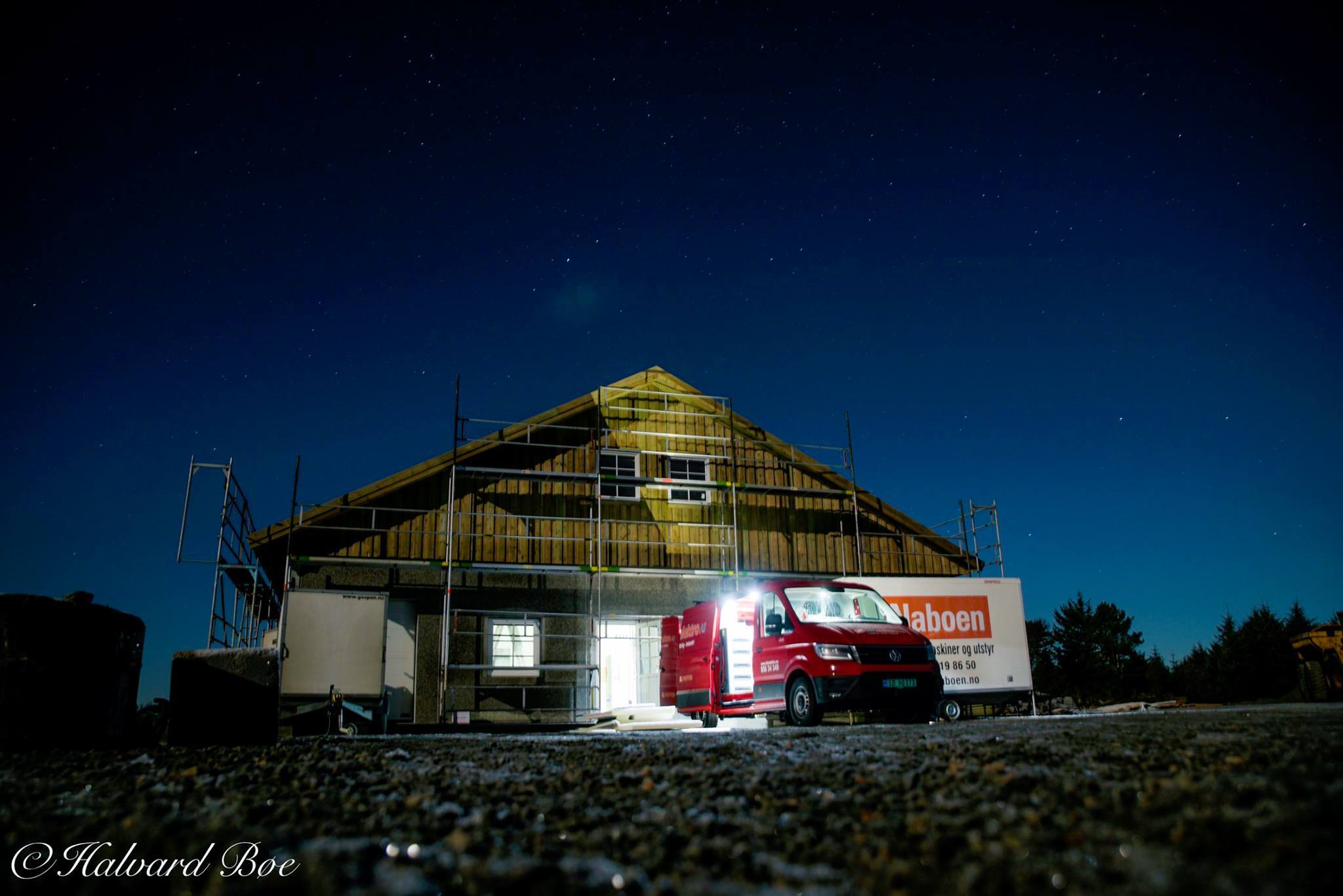 Foto utendørs av fjørfehus. Foto