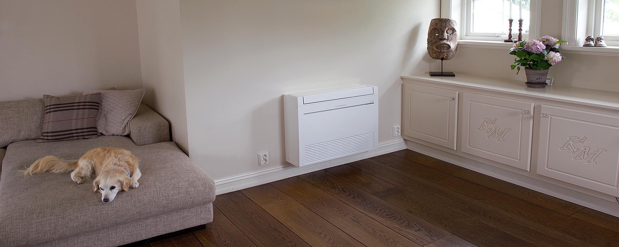 Mitsubishi Electric Furo hvit varmepumpe gulvmodell i stue ved siden av sjenk. Foto