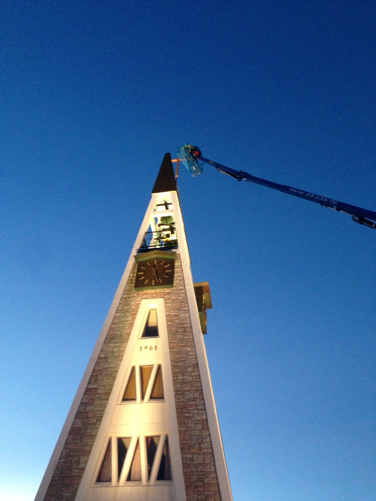 Arbeid med montasje av LED belysning i korset på Hammerfest kire