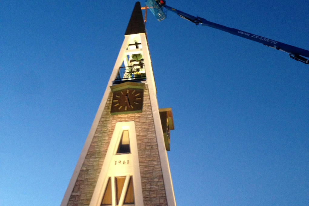 Arbeid med montasje av LED belysning i korset på Hammerfest kire