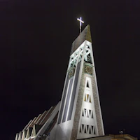 LED-belysning utvedig på Hammerfest Kirke