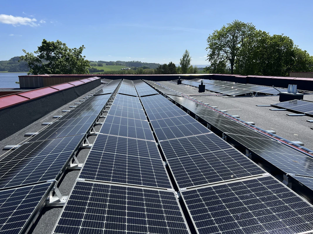 Solcelleanlegg med totalt 488 solcellepaneler av type Longi 370W (Dekker totalt 850m2 på tak. Foto.