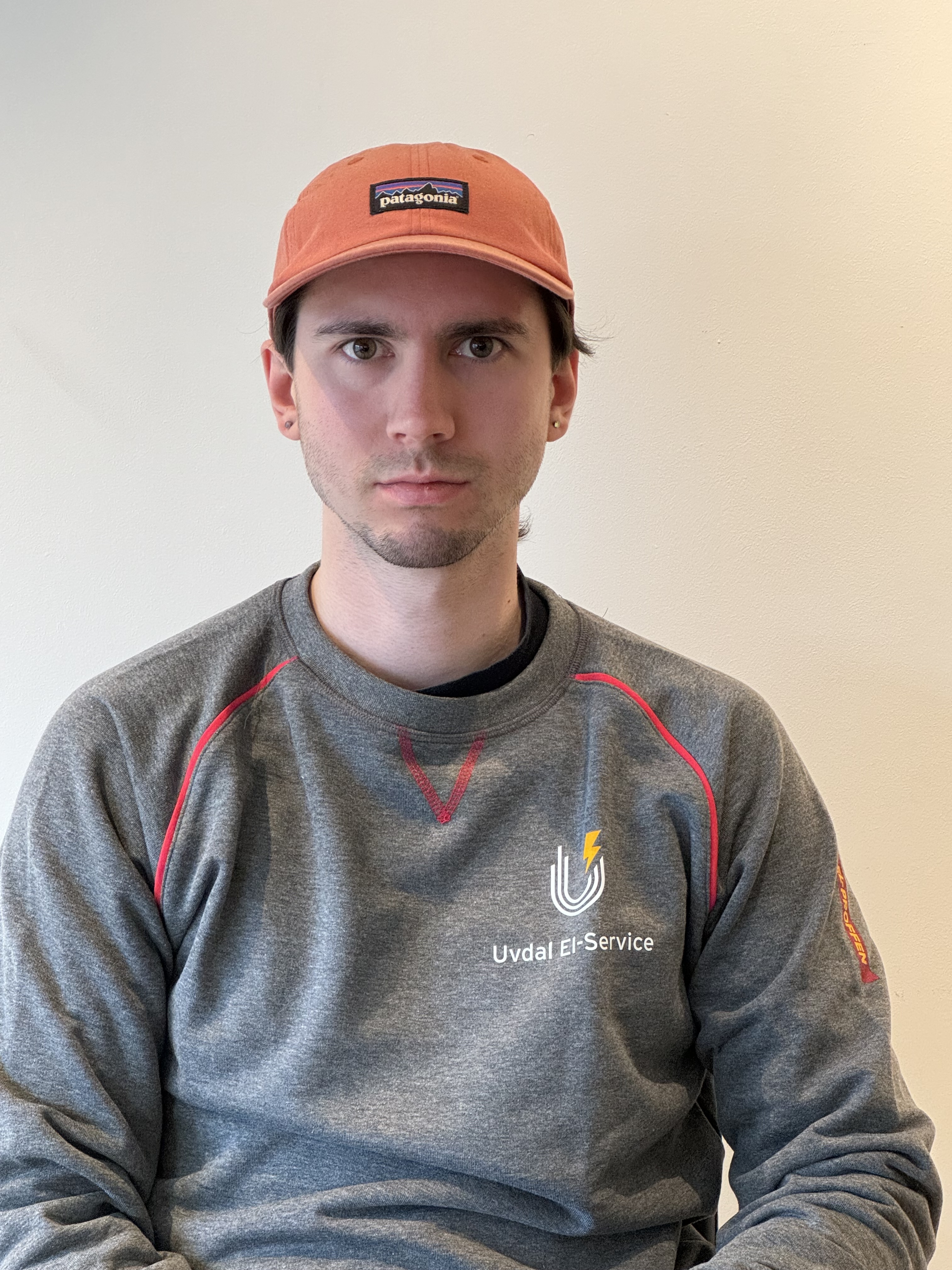 Emil Jacobsen Bjerke jobber som elektriker for Uvdal el service. Foto.